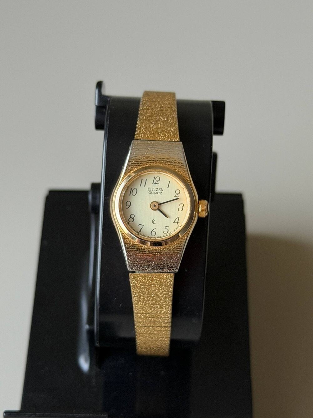 CITIZEN CQ Ladies Vintage Y2k Gold Tone Dress Watch Beige Dial 17mm Wristwatch
